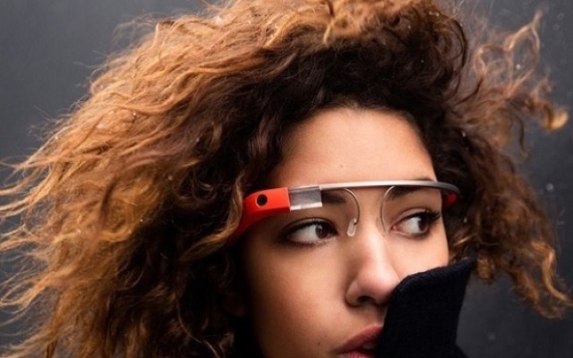 Mit zwei Koffern in den Händen immer noch virtuell aktiv - kann man sich so die Integration von Travel-Apps bei Google Glass vorstellen? TripIt, Foursquare und OpenTable kommen auf die Datenbrille.