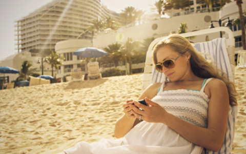 Sonne, Sand und im Wasser planschen – was uns gut tut, kann für das Smartphone und Tablet gefährlich werden. So kommen Sie mit Ihren mobilen Geräten unfallfrei durch den Sommer.