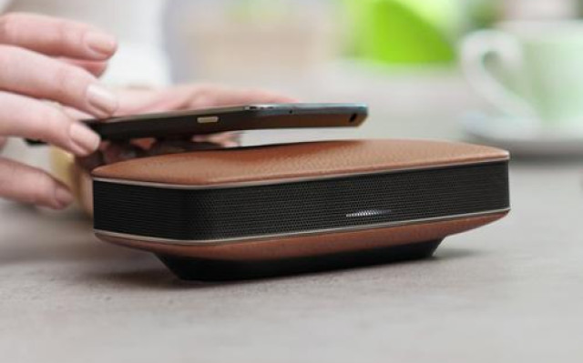 Vom Pioneer kommt die neue FreeMe-Serie. Die portablen Lautsprecher sind mit Echtleder-Bezug erhältlich. Das Besondere: Die Lautsprecher lassen sich via NFC mit Smartphones oder Tablets verbinden.