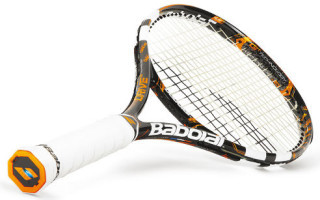 Der französische Tennis-Spezialist Babolat stellt mit dem Babolat Play Pure Drive einen Tennisschläger mit integrierten Sensoren, Bluetooth und einem USB-Anschluss im aufklappbaren Griff vor.
