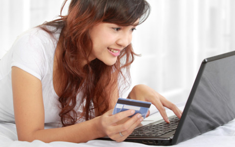 Ab heute gelten neue Regeln für das Online-Shopping: Versandhändler dürfen die Rücksendekosten für bestellte Produkte nun immer auf den Kunden abwälzen. com! zeigt, worauf Sie achten müssen.