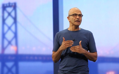 Der neue Microsoft-CEO Satya Nadella hat seine Mitarbeiter auf neue Zeiten eingeschworen. Die Devise: "Mobile first, cloud first" - und mehr Fokus auf die Nutzererfahrung legen.