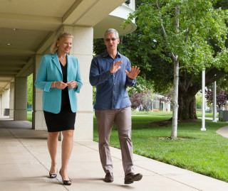 Gemeinsame Wege: Apple CEO Tim Cook und IBM CEO Ginni Rometty haben in Apples Stammsitz im kalifornischen Cupertino die zukünftige Zusammenarbeit der beiden Konzerne verkündet.