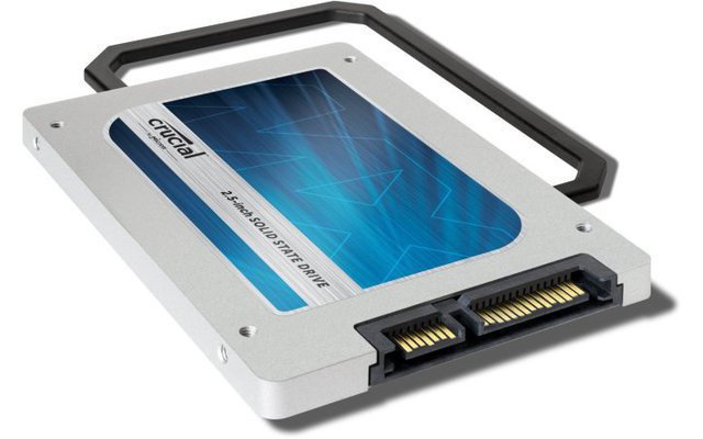 Für den mobilen Einsatz: Crucial liefert die MX100 SSD mitsamt eines Bauhöhenadapters aus - der Einbau sollte bei den meisten gängigen Notebooks also kein Problem darstellen.