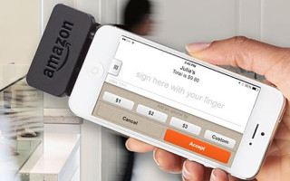 Kreditkartenzahlung kann kommen. Jetzt bringt Amazon das passende Kartenlesegerät für Smartphones auf den Markt. Gemeinsam mit einer App lässt sich dann Geld von Kreditkarten abbuchen.