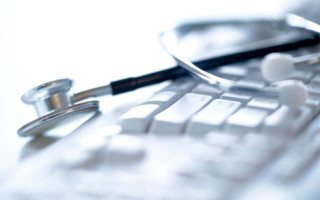 Die alte Krankenversichertenkarte verabschiedet sich: Ab dem 1. Januar 2015 gilt ausschließlich die elektronische Gesundheitskarte (eGK) als Versicherungsnachweis beim Arzt. 