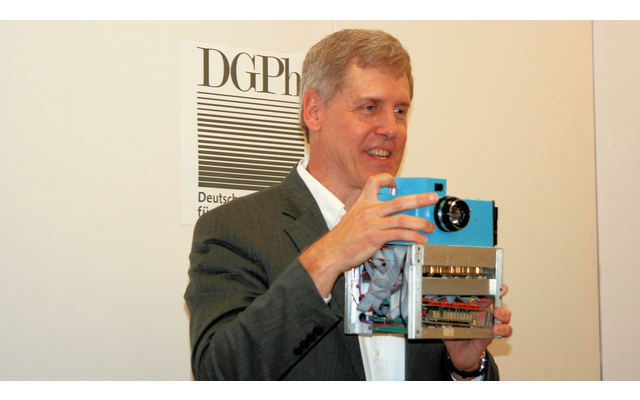 Steven J. Sasson konstruiert 1975 die erste digitale Fotokamera. Die Digitalkamera wog gut 4 kg und benötigte 23 Sekunden, um ein einziges Bild mit 100 × 100 Pixel auf eine Digitalkassette zu speichern.