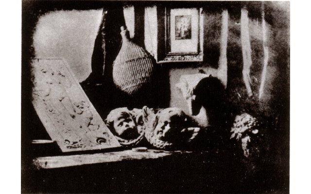 Louis Jacques Mandé Daguerre (18. November 1787 - 10. Juli 1851) ist der Erfinder des ersten kommerziellen fotografischen Verfahrens. Er arbeitete gemeinsam mit Joseph Nicéphore Nièpce und dessen Sohn an der Fixierung von Bildern.