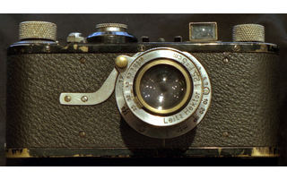 Mit der auf der Frühjahrsmesse 1925 in Leipzig vorgestellten Kamera Leica I begann 1925 die analoge Fotografie für jedermann. Die bis heute handelsüblichen Kleinbildpatronen kamen allerdings erst Anfang der 30er Jahre auf den Markt.