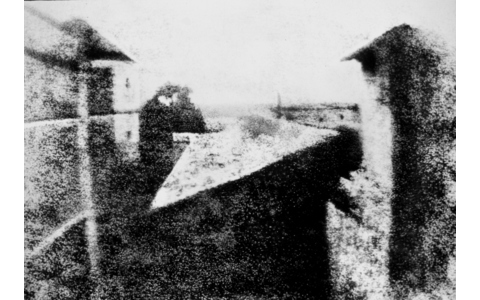 Joseph Nicéphore Niépce (7. März 1765 - 5. Juli 1833) war der Erfinder der weltweit ersten fotografischen Technik, der Heliografie. Seine im Frühherbst 1826 erstellte Aufnahme „View from the Window at Le Gras“ gilt als das weltweit erste dauerhafte Foto.