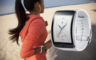 Frühstart die Zweite: Auch Samsung präsentiert seine neue Smartwatch bereits vor der IFA. Die Gear S kommt mit einem gebogenen AMOLED-Display und verfügt über einen SIM-Kartenslot.