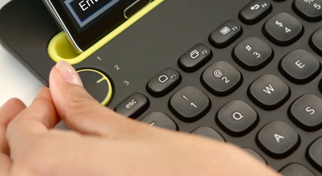 Schneller Wechsel: Per Drehrad wechselt die Die K480-Tastatur von Logitech zwischen den verbundenen Geräten schnell hin und her.