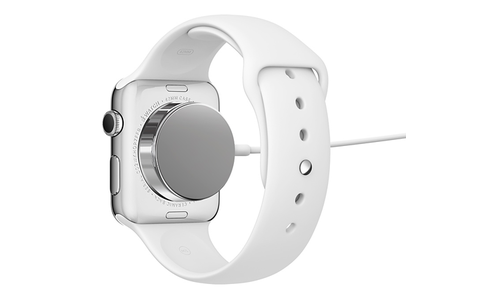 Aufladen: Die Apple Watch wird über einen kleinen Magneten auf der Rückseite der Uhr geladen. Dieser bewegt sich durch das MAgnetfeld automatisch an die richtige Stelle und versorgt die Apple Watch mit Storm. Die Technik dazu heißt MagSage Technology.