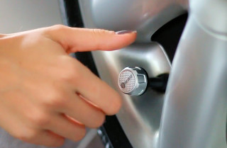 Fobo Tire: Die Reifendruck-Sensoren lassen sich leicht montieren und per Bluetooth 4.0 mit dem Smartphone auslesen.