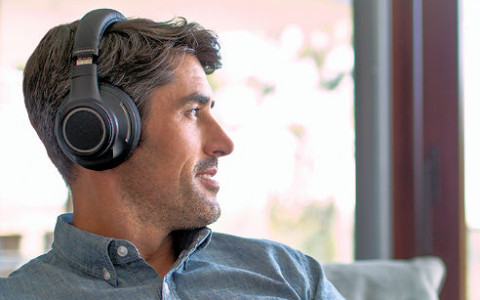 Das Nobel-Headset BackBeat Pro von Plantronics blendet automatisch Störgeräusche durch sogenanntes Noise Cancelling aus. Der Bluetooth-Kopfhörer soll eine Wiedergabezeit von 24 Stunden erlauben.