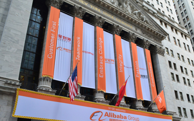 Das Börsendebut des chinesischen Online-Händlers Alibaba an der New Yorker ist geglückt: Die Aktie startete 36 Prozent über dem Ausgabepreis.