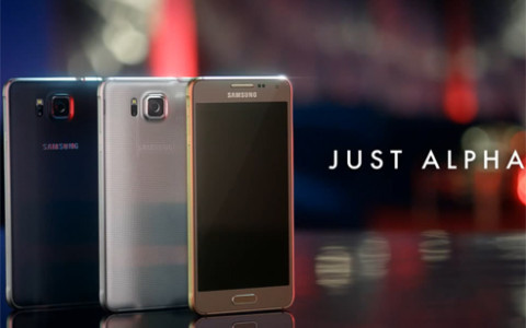 Mit seinem Smartphone Galaxy Alpha, das über einen hochwertigen Rahmen aus echtem Metall und eine strukturierte Rückseite verfügt, will Samsung vor allem Apple-Kunden abwerben.