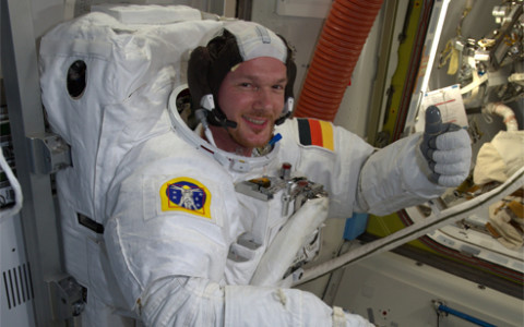 Der deutsche ESA-Astronaut Alexander Gerst hat heute seinen ersten Außeneinsatz an der internationalen Raumstation ISS. Der Weltraumspaziergang wird von der NASA per Livestream übertragen.