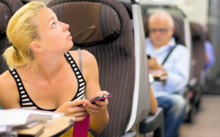Smartphones und Tablets erweisen sich auf Reisen als unverzichtbare Helferlein. Wofür die Deutschen die kleinen Alleskönner am liebsten verwenden, verrät eine Studie von Expedia.de und Egencia.