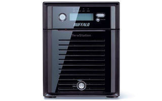 Das Business-NAS Buffalo TeraStation TS5400D gibt es nicht als Leergehäuse, sondern grundsätzlich mit Festplatten. Die kleinste Variante verfügt über 4 TByte Speicherplatz (4 x 1 TByte) und kostet rund 670 Euro.