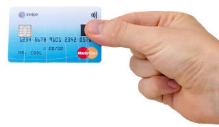 Bezahlen per Fingerabdruck: Auf der Kreditkarte ist ein Fingerandrucksensor angebracht, der mit Strom vom Bezahl-Terminal versorgt wird.