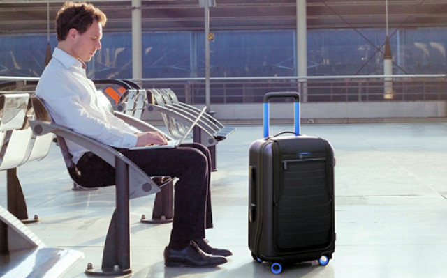 Das ist der richtige Koffer für Technik-Fans: Das Bluesmart Suitcase lässt sich mit der passenden App per Smartphone oder Tablet öffnen und abschließen, wiegen und orten.