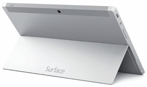 Praktisch: Mit dem Klappständer lässt sich das Surface Pro 2 in zwei unterschiedlichen Neigungen auf dem Tisch positionieren.