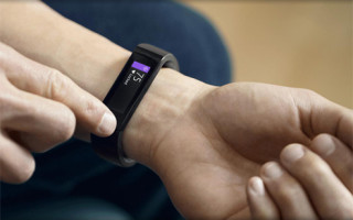 Das erstes Wearable aus Redmond ist ein Activity-Tracker mit Smartwatch-Funktionen. Praktisch: Das Microsoft Band ist sowohl zu Android, iOS, als auch Windows Phone kompatibel. 