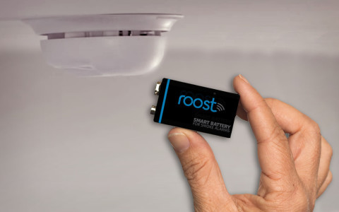 Das Unternehmen Roost hat eine Smart Batterie entwickelt, die auch ältere Haushaltsgeräte smart macht, damit diese per Internet Informationen ans Smartphone weiterleiten können. 