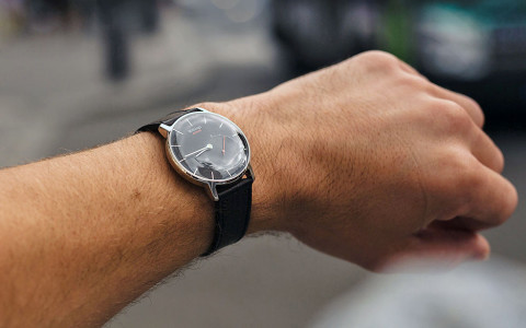 Die analoge Smartwatch Withings Activité ist schon nach einer Woche vergriffen. Der Hersteller Withings will nun informieren, sobald die Uhr wieder verfügbar ist.