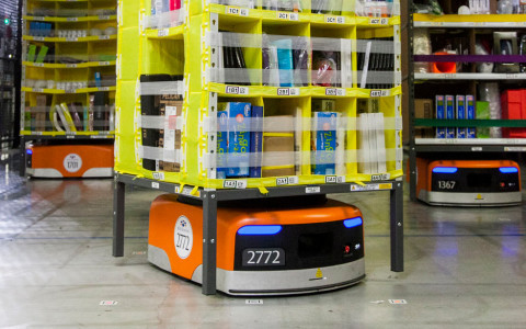Amazon hat in Kalifornien die neue Generation seiner Logistik-Zentren vorgestellt. In den USA hat der Online-Händler bereits 15.000 Kiva-Roboter in Betrieb.