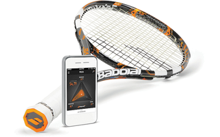 Babolat Play Pure Drive - Dieser Tennisschläger der französischen Firma Babolat  ist mit integrierten Sensoren, Bluetooth und einem USB-Anschluss im aufklappbaren Griff ausgestattet. Das Sportgerät zeichnet Daten über die Spielweise auf.