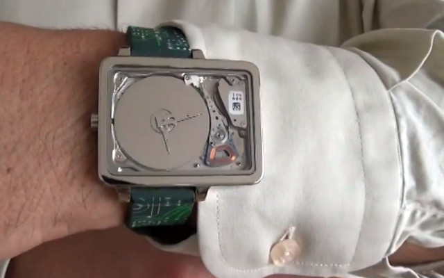 Jean Jérôme baut aus winzigen Festplatten Armbanduhren fürs Handgelenk im Nerd-Look. Derzeit läuft noch die Crowdfunding-Kampagne der Uhr, über die das Gadget auch bestellt werden kann.
