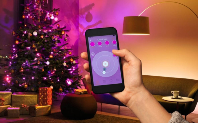 Vom Lichtspezialisten Osram kommt pünktlich zur Weihnachtszeit eine Lichterkette, die per Smartphone gesteuert wird und die Darstellung von rund 16 Millionen Farben erlaubt.