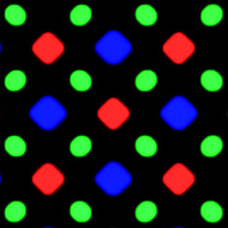 Aktiv-Matrix-OLED: Die Nahaufnahme eines Amoled-Displays von Samsung zeigt die Diamanten-förmige Anordnung der Subpixel mit den Farben Rot, Grün und Blau.