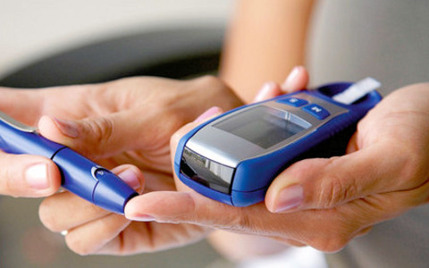 Blutzucker messen ohne Piekser, Diabetiker-Tagebücher automatisch am Smartphone führen und Messwerte online verfügbar haben - ein neues Paket der Techniker Krankenkasse macht's möglich.