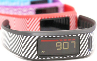 Garmin peppt seine Fitness Tracker der Vivofit-Serie auf und bringt diese ab März mit verschiedenen Armbändern aus Leder und Edelstahl auf den Markt.
