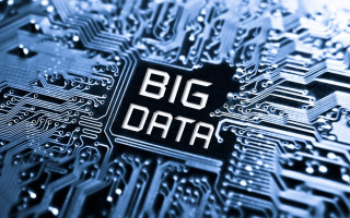 Big Data Schriftzug mit Datenbahnen