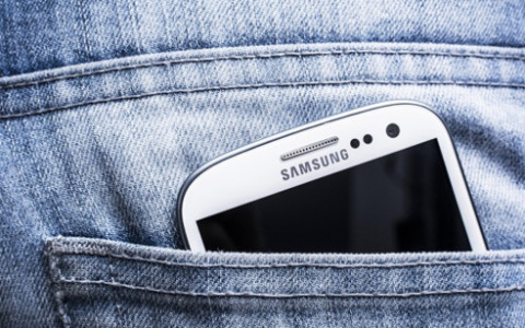 Samsung Smartphone in Hosentasche