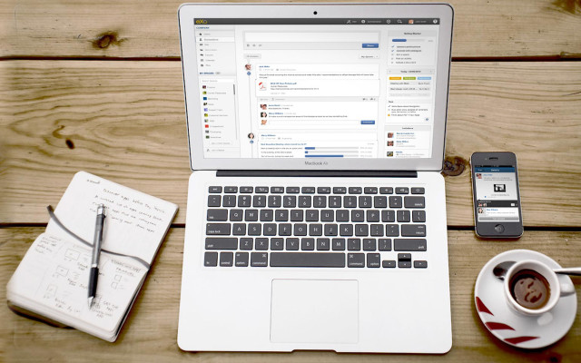 Macbook mit Kaffee, eXo Platform und Notizbuch