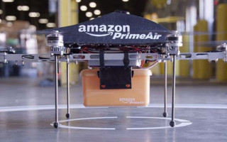 Drohne von Amazon mit Paket