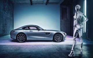 Mercedes mit Roboter-Frau