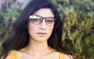 Frau mit Google Glass