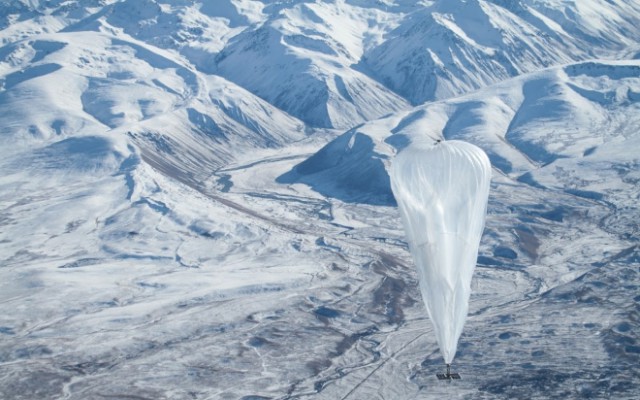 Google Ballon aus dem Projekt Loon fliegt über Schneelandschaft