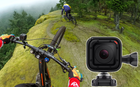 Mountain-Biker mit Action-Kamera