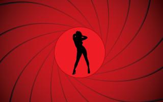 Frau auf rotem James Bond-Hintergrund