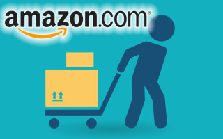 Kunde bringt Amazon-Paket nach Hause