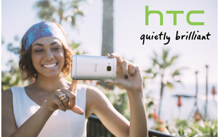 Frau mit HTC-Smartphone