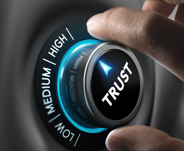 Zero-Trust: Dieser Ansatz dreht den Trust-Level herunter und vertraut weder Mitarbeitern noch Geräten oder Anwendungen.