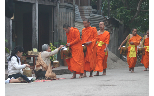 Als Ausgangsbilder sind vor allem Aufnahmen geeignet, die ohnehin schon über einen starken Farbakzent verfügen. In diesem Fall sind dies die Mönche mit ihrer roten Kleidung.